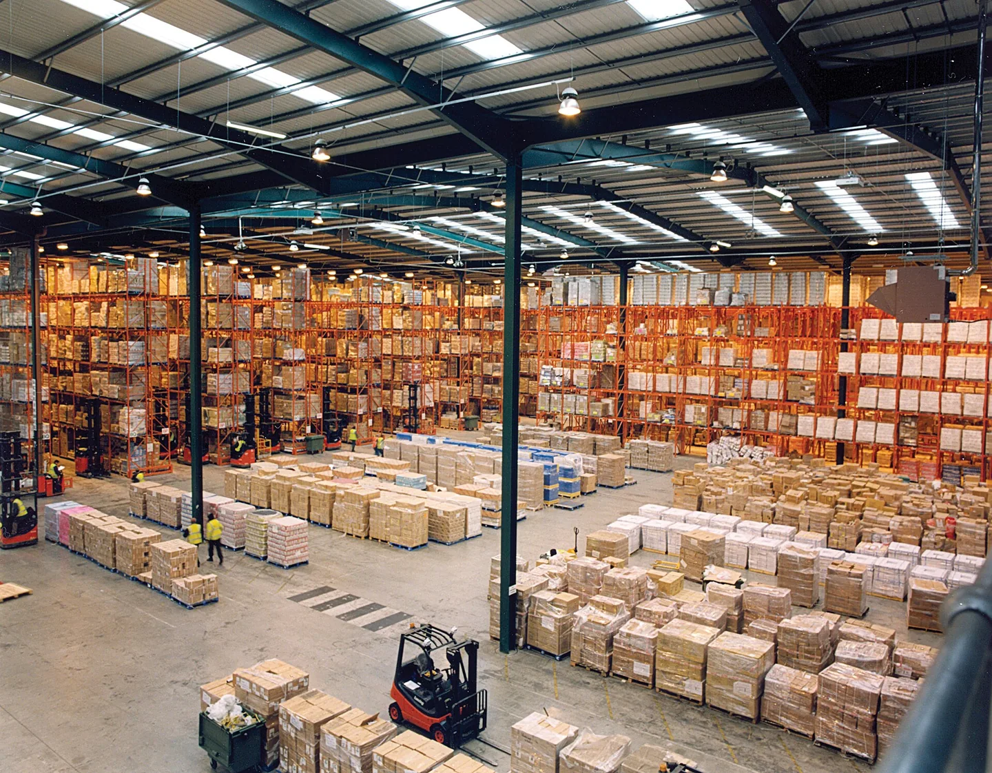 Palettenregale und verpackte Kartons auf einer Lagerfläche